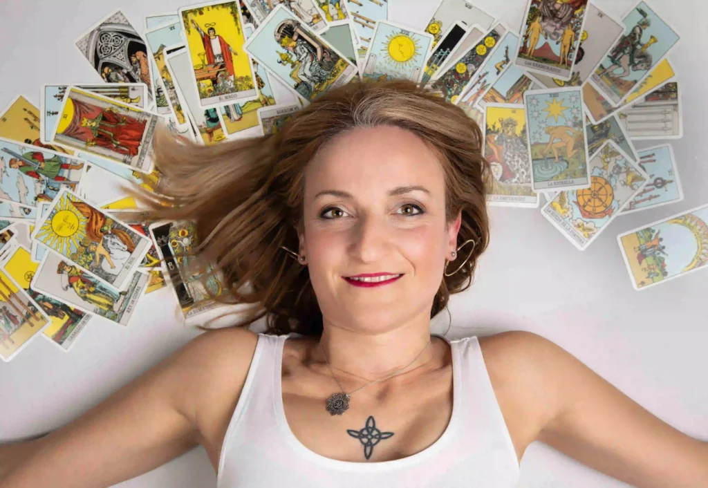Alicia Cercadillo con cartas